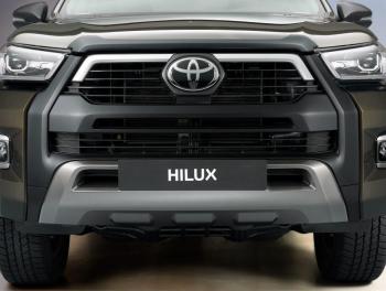 HILUX-detail-front-grille-1000x754.jpg