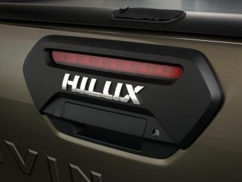 HILUX-detail-logo-1000x750.jpg
