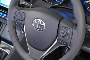 toyota-auris-steering-wheel-controls.jpg